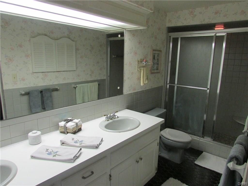 tri-level-master-bathroom2