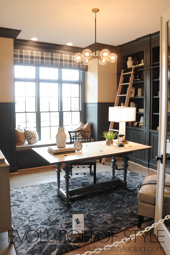 Home office with built-ins