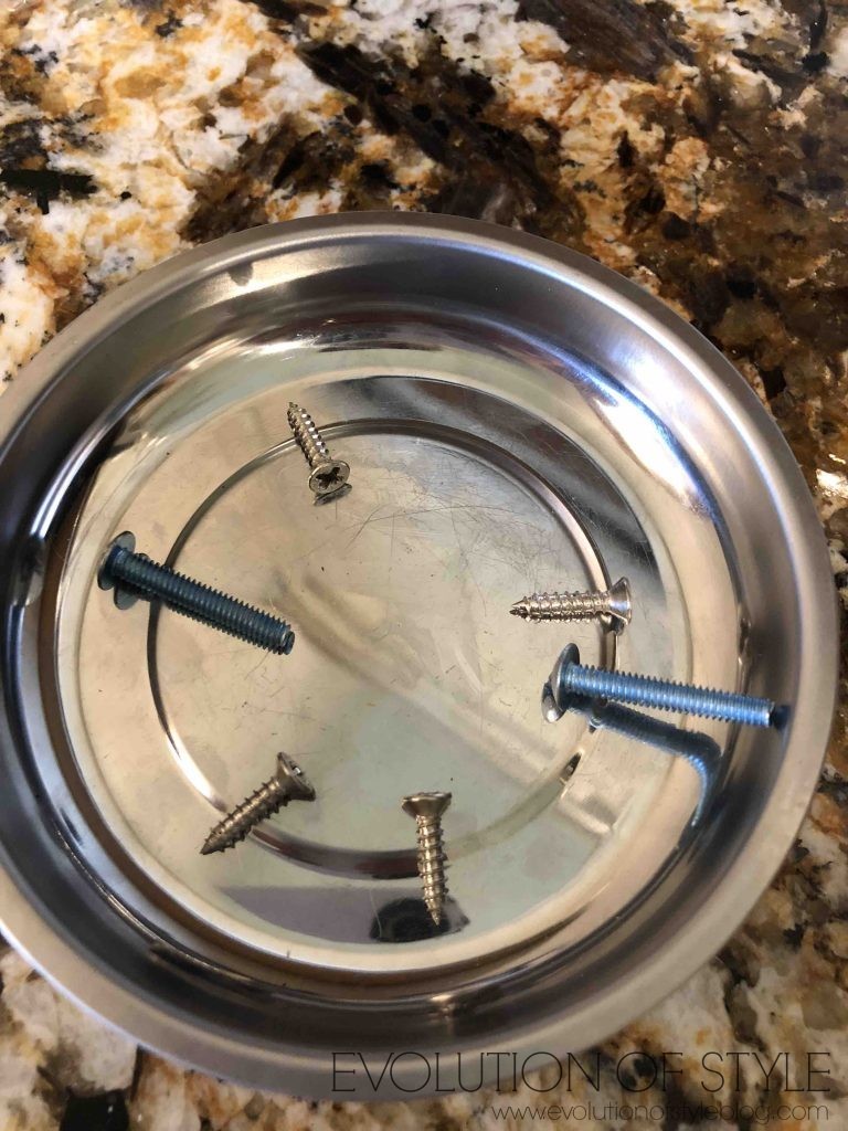 Magnetic bowl for screws